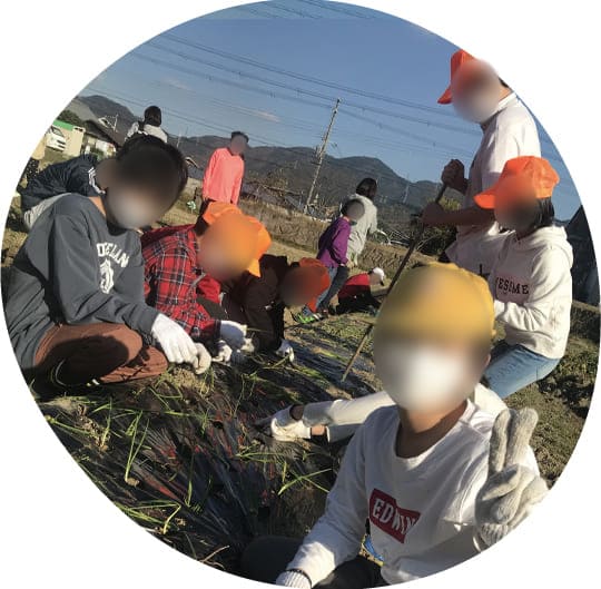 野菜を掘る子どもたち